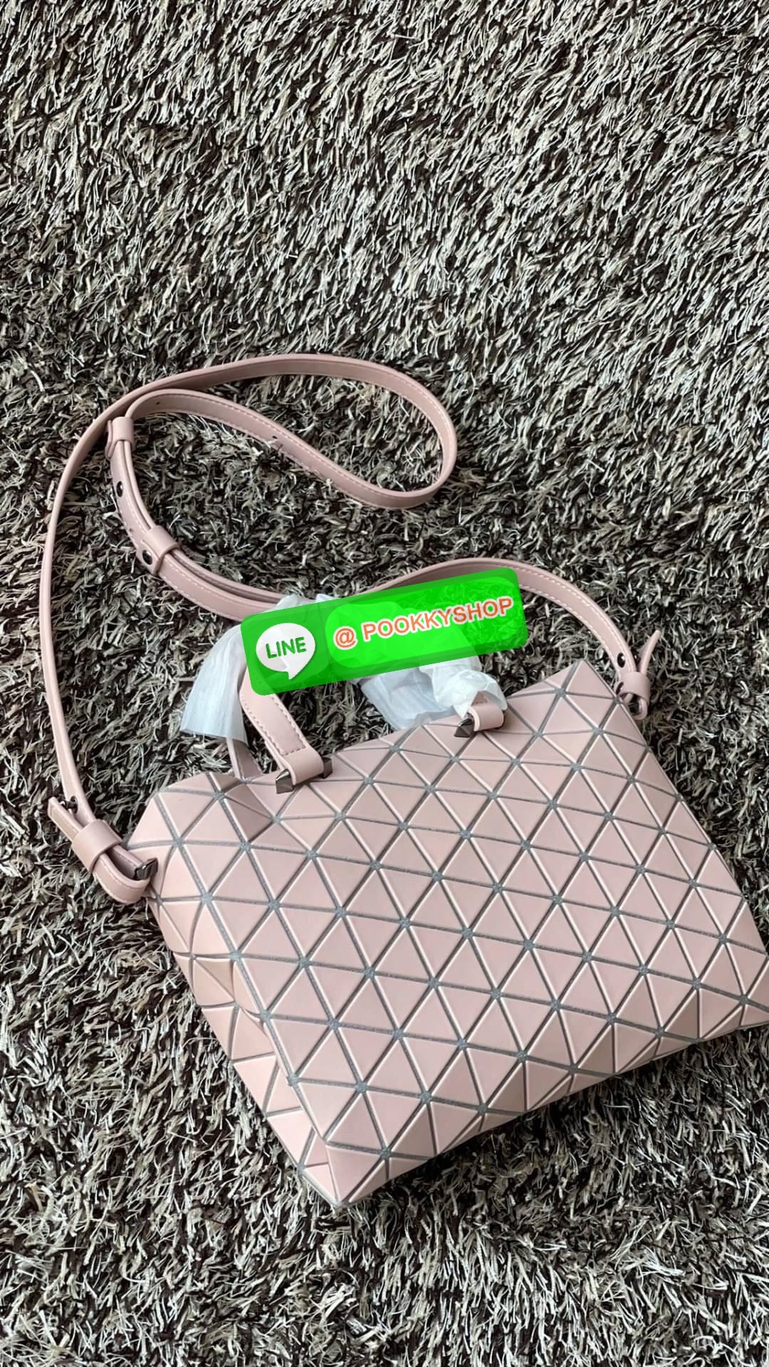 *Small BAO BAO ISSEY MIYAKE TONNEAU เป็น ซีรีย์ที่มีเอกลักษณ์เฉพาะตัว ด้วยแผ่นสามเหลี่ยมที่มีสัญลักษณ์เท่ากันทุกด้าน และยังผสมผสานงานดีไซน์ อันสง่างามเท่ากับฟังก์ชั่น การใช้งานสุดพิเศษ โดยมีจุดเด่นที่ซิปด้านบน สำหรับเปิดปิดและมีสายสะพายไหล่ ที่สามารถถอดออ