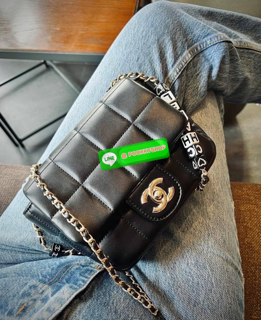 CHANEL SHOULDER BAG WITH CHAIN BAG ((Chanel vip gift make up ตปท.)) 🎁พร้อมส่ง! รุ่นนึ้จะใช้เองหรือซื้อฝากเพื่อนๆ ก็ถูกใจผู้รับเลยค่า หนังแกะสังเคราะห์ หนังดีมีความนิ่มและเงาในตัว สัมผัสคือหลงรักแน่นอนค่ะ🤩 โดดเด่นด้วยสายสะพายร้อยลูกเต๋ามีตั