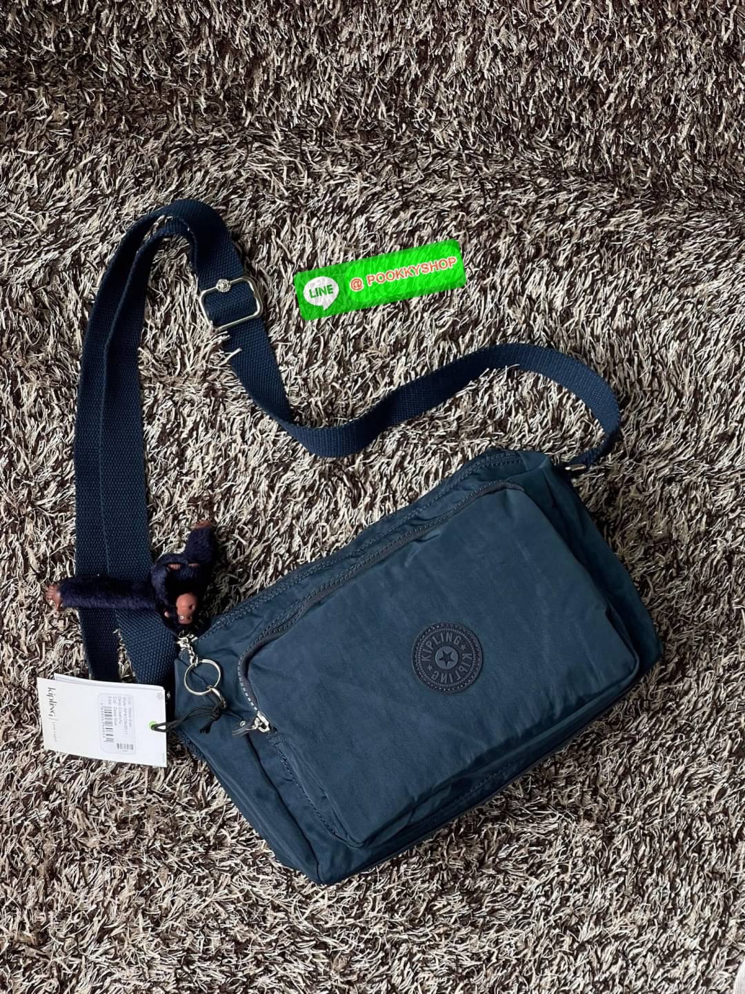 💕Kipling Silen Crossbody Bag กระเป๋าสะพายไหล่ช่วยเพิ่มความโมเดิร์นไม่ตกเทรนด์ให้กับลุคตามสไตล์การแต่งกายของคุณมากขึ้น มีน้ำหนักเบา พกพาไปไหนมาไหนได้สะดวก ใส่สิ่งของได้ครบครันโดยไม่ต้องกังวล นอกจากนี้ ยังมีสายสะพายที่ปรับระดับได้ มีช่องใส่ของเพิ่มเ