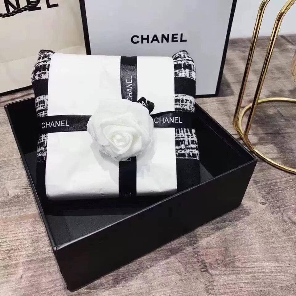 Best seller!! ผ้าพันคอ ลายแบรนด์เนื้อผ้าหนานุ่มๆเกรดพรีเมี่ยม ลายคมชัด งานนี้มาพร้อมกล่อง หรูหรามากค่ะงานนี้ใส่แมทชุดไหนๆก็ดู ไฮโซโก้หรูมากๆค่ะ งานดีๆแบบนี้สไตล์นี้ สาวๆห้ามพลาดกันเลยทีเดียวเชียว ช่วงใกล้เทศกาลแบบนี้ เหมาะจะเป็นของขวัญ ของฝากอีกด้วยนะค่ะ