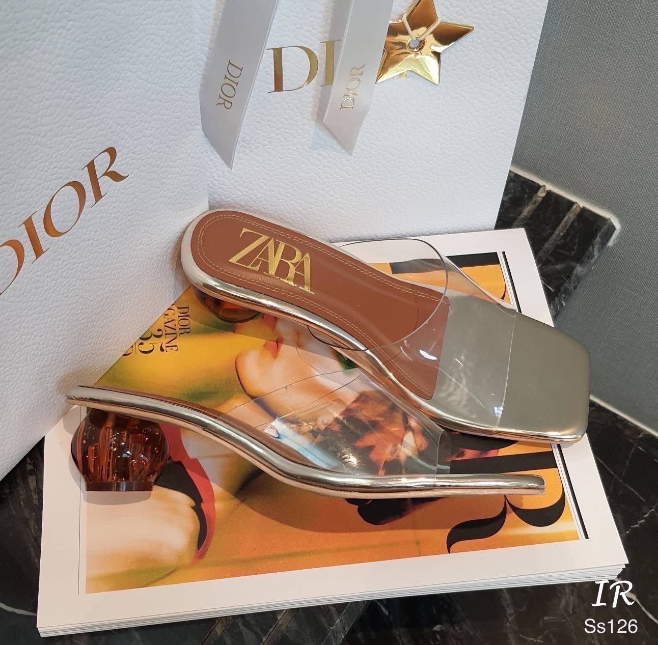 รีพีทแบบขายดี!!! พร้อมส่ง ตัวแม่ Zara ห้ามพลาด งานสวมรุ่นล่าสุด แม่ค้าลองแล้วหลงรักเลยค่ะ ไม่กัดเท้าเลยสักนิด สวมใส่ก็ง่าย ส้นลูกแก้ว 2 นิ้ว ใส่ได้ในชีวิตประจำวัน พื้นปั้มแบรนด์ เดินสบายๆค่ะ เชียร์ขาดใจเลยรุ่นนี้