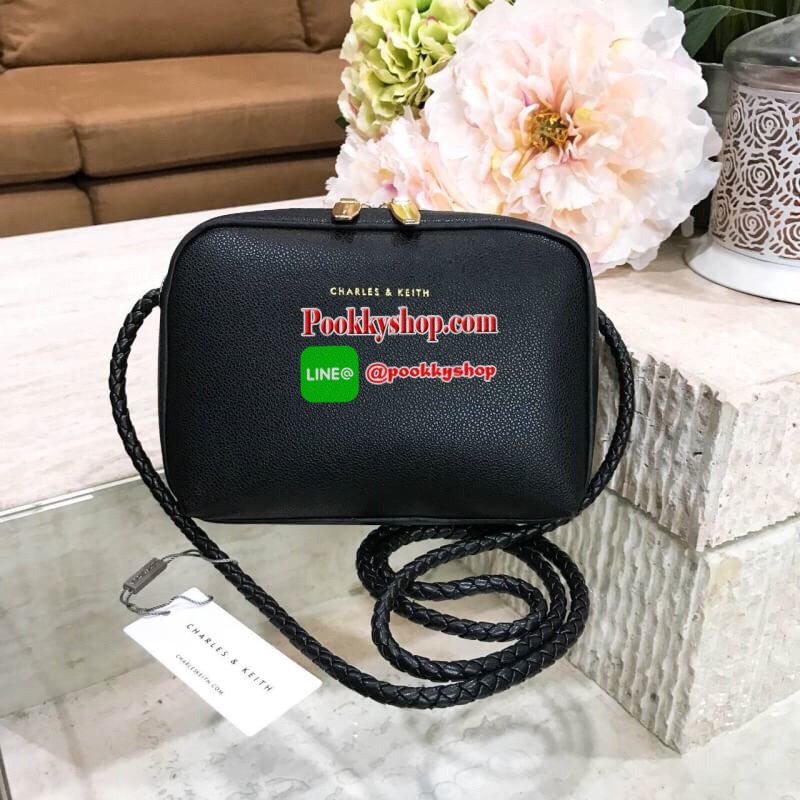 Don’t Miss! NEW ARRIVAL! CHARLES & KEITH SMALL CLASSIC CROSSBODY BAG กระเป๋าสะพายทรงเหลี่ยมรุ่นชนช็อปขนาดกำลังดีหนังสวยอยู่ทรงมีเทคเจอร์ เปิดปิดด้วยซิปหัวซิปแบรนด์ สามารถใส่ iphone ของใช้ได้เยอะมาพร้อมสายสะพายหนังถัก Crossbody ได้ เป็นอีกหนึ่งรุ่น Best Se