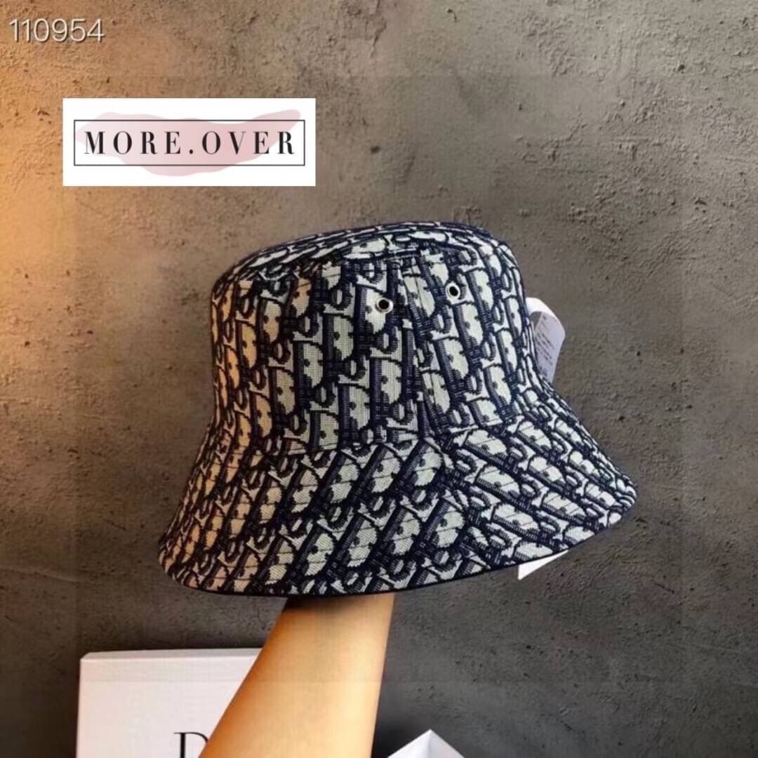 หมวกทรง bucket ทอลายโลโก้แบรนด์ ทั้งใบ สีกรมสวยหรู ใบนี้คุ้มมากค่ะ ใส่ได้ทั้ง้ 2 ด้านนะค่ะ ทรงนี้ใส่ได้ตลอดนะค่ะ มีติดไว้ได้เลยจ้า ทรงสวยมาก งานคุณภาพการันตี มีป้าย tag แบรนด์