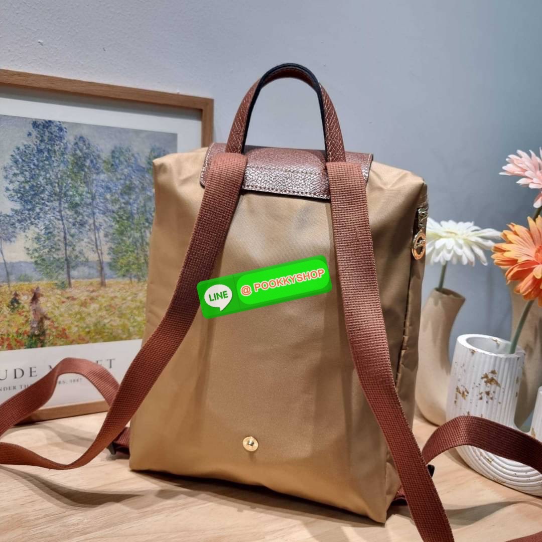 Longchamp le pliage original backpack 🔆 Details สวยคลาสสิคต้องไม่พลาด กับกระเป๋าสะพายทรงเป้ ขนาดกำลังดี น้ำหนักเบา ดีไซน์เรียบง่าย แต่ดูแพง ปากกระเป๋าออกแบบให้มีฝาปิดและซิปแน่นหนา สายสะพายสามารถปรับใช้ตามชอบ ภายในโล่งกว้าง จุของได้สบายๆ พกพาไปไหนก