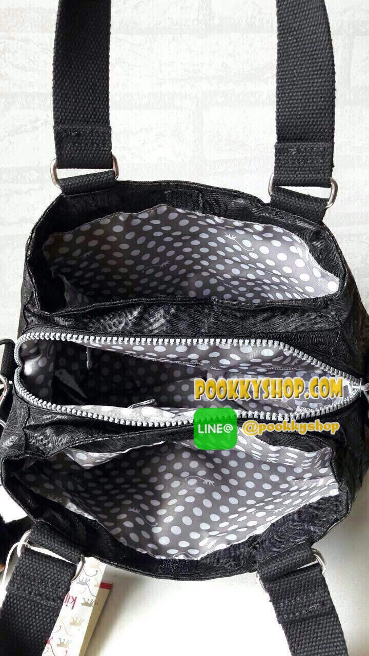 Don't Miss! KIPLING NYLON CITY BAG กระเป๋าถือหรือสะพายสไตล์ลำลองวัสดุ Nylon + Polyester 100% น้ำหนักเบามีหูหิ้วเเละสายสะพายยาวเลื่อนปรับระดับได้ถอดได้ เปิดปิดด้วยซิปสะดวกใช้ หัวซิป YKK โลโก้เเบรนด์ มีช่องแบ่ง3ช่องเเยกเป็นสัดส่วน ภายในกว้างเเละจุ มีโล
