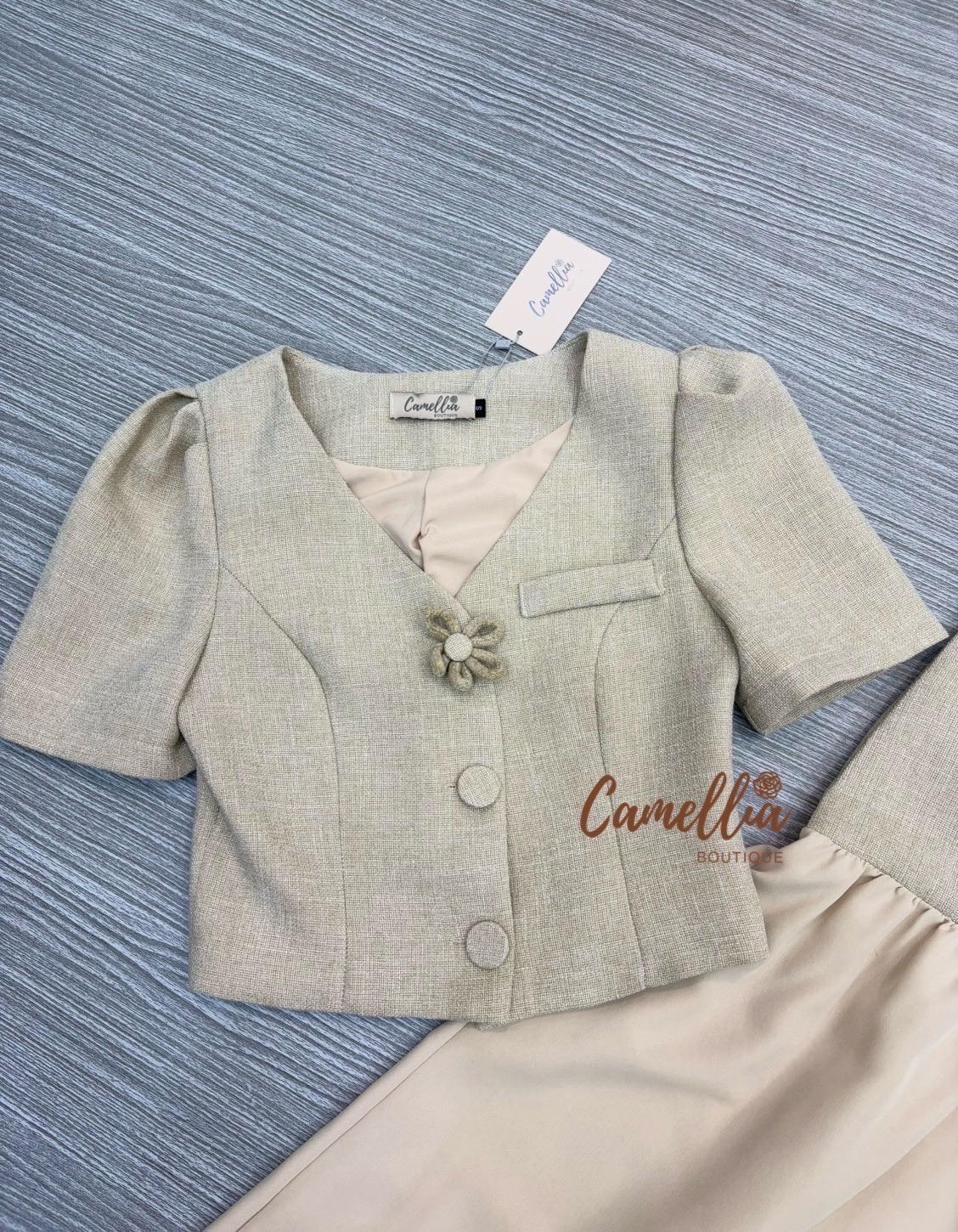 ชุดเซทแฟชั่น ชุดSet เสื้ิอแขนสั้นแต่งดอกไม้ที่หน้าอก มาคู่กับกระโปรงเอวสูง แต่งดอกไม้เข้ากันทั้งชุด