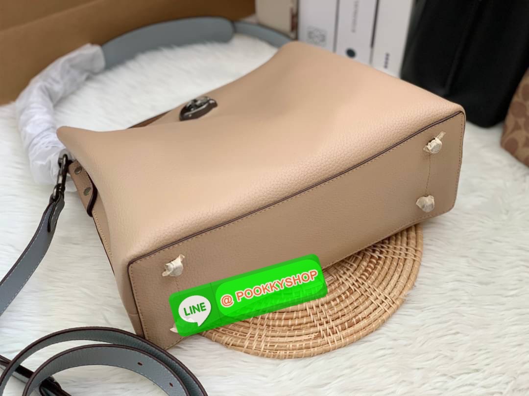 COACH WILLOW SHOULDER BAG ((C2745//C2590//C2621)) พร้อมส่ง ไม่ให้หลงรักยังไงไหว 🔺กระเป๋าหิ้ว//คล้องไหล่//สะพายข้าง สุดคุ้ม! หนังแท้ชั้นดีที่สุด ได้ไปหลงรักแน่นอนค่ะ หนังสวยมากๆ 🔺ตัวกระเป๋าแบ่งเป็นสองช่องหลัก ด้านนึงเป็นแบบหมุนล็อค//อีกด้าน