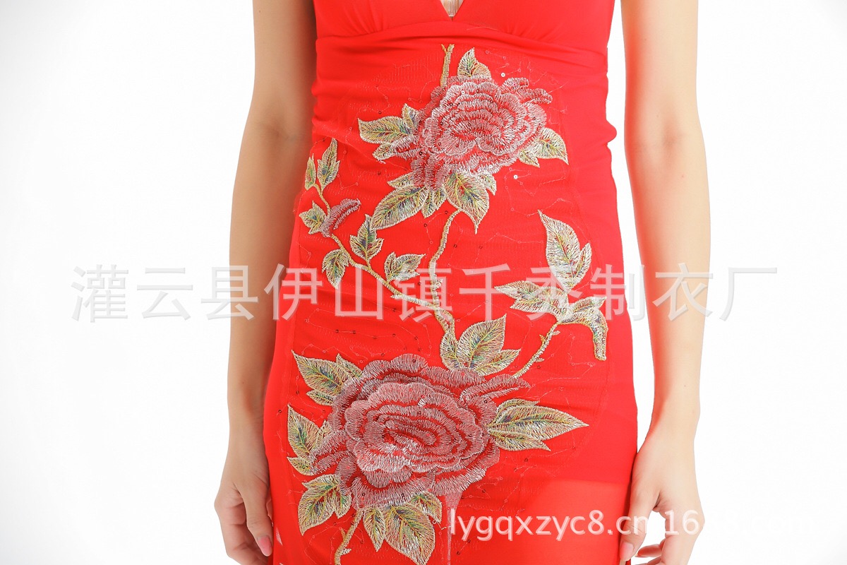 ชุดกี่เพ้ายาว ชุดสาวจีนอินเตอร์ กี่เพ้า จีนประยุกต์ แนวเจ้าพ่อเซี่ยงไฮ้ สีแดงสด ชุดแบบผูกคอ ผ่าสองข้าง พร้อมงานปัก เป็นรูปดอกช่วงกลางตัว งานดี ละเอียด สวยมากๆ คะ สวยสง่า หรูหราและเซ็กซี่อย่างที่สุด ..