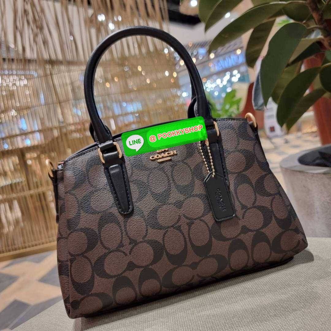 COACH F29434 MINI SAGE CARRYALL IN SIGNATURE CANVAS รุ่นยอดฮิต!! ที่สุดของกระเป๋าสะพายขายดี ต้องทรงถังมินิรุ่นนี้ วัสดุหนังแคนวาสเคลือบลาย สวย คลาสสิค มาพร้อมสายสะพายข้างและหูหิ้วในตัว ถอดออกถือคล้องแขนเก๋ๆ หรูๆยังได้ ภายในเป็นช่องโล่ง แบ่งสัดส่วนอย่างดี