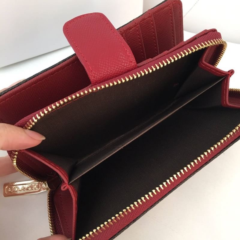กระเป๋าสตางค์ รุ่นขายดี กระเป๋าสตางค์ Coach สองพับ งานเกรดพรีเมี่ยมปั้มทุกจุด ติดโลโก้ปั้ม Coach ด้านใน 1 ช่องใส่เเบงค์ ใส่บัตร 1 ซิป ภายในมี 2 ช่อง งานสวย เนี๊ยบสุด อุปกรณ์ กล่องเเบรนด์