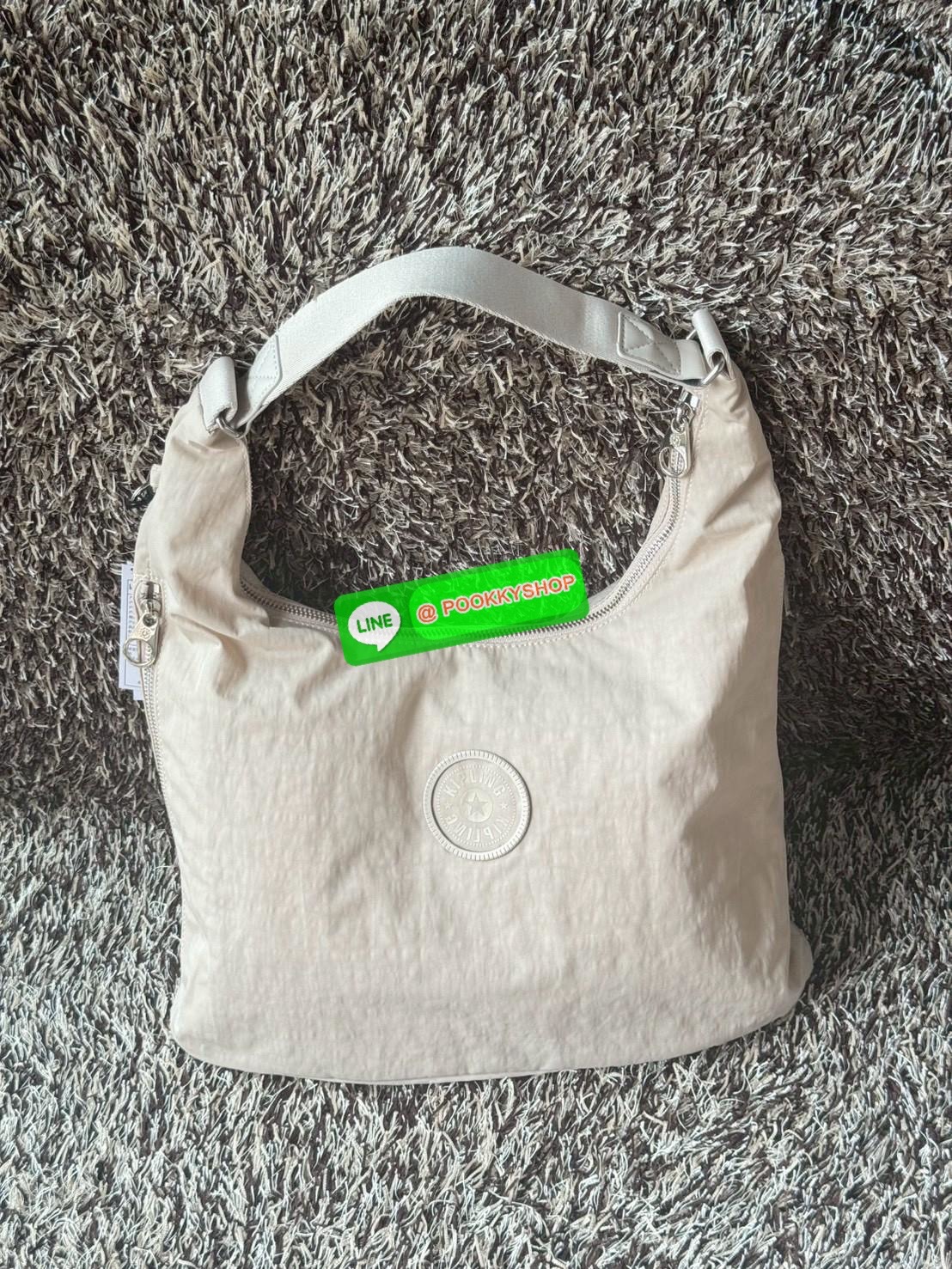 Kipling Eanna Zip กระเป๋าสะพายไหล่ดีไซน์ที่มาพร้อมสไตล์แบบจัดเต็ม เป็นแอคเซสเซอรีที่เข้ากับลุคไหนก็ได้อย่างลงตัว มาพร้อมช่องหลักปิดซิป ช่องจัดระเบียบด้านใน ช่องด้านข้าง รวมถึงช่องใส่ปากกาและสายคล้องกุญแจ เพิ่มความเป็นระเบียบสูงสุดในทุกการใช้งาน