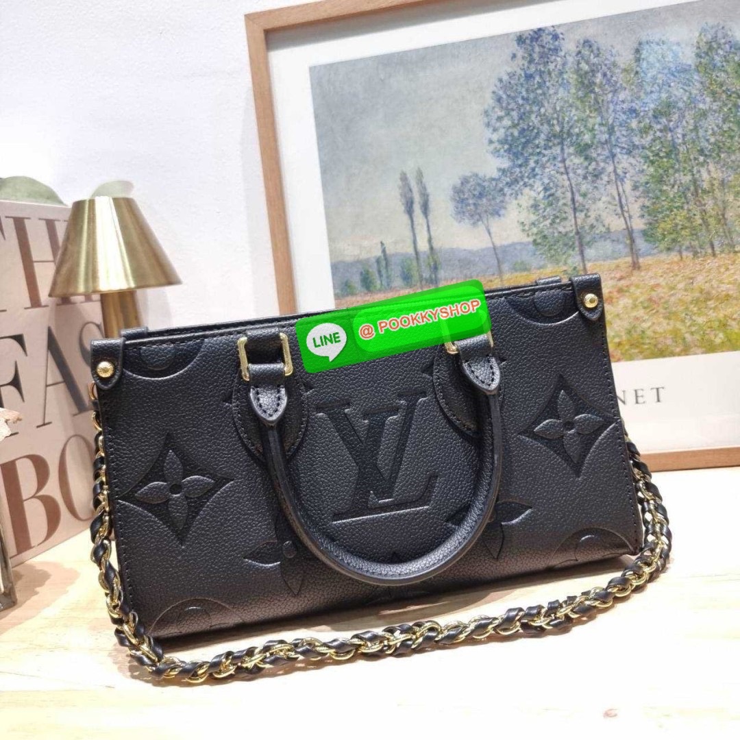 🔆 Model LV on the go east west 🔆 Details ใหม่ล่าสุด ดีไซน์กะทัดรัด กับกระเป๋าทรงโท้ทที่ใครเห็นต้องเป็นคลั่งรัก ยอดฮิต คลาสสิค ผู้ดี หรูหราได้ทุกลุค ทุกสไตล์ มาพร้อมหูจับในตัว คล้องแขน คล้องไหล่ก็ดูแพง หรือจะเกี่ยวสายครอสสะพายข้างก็อัพลุคได