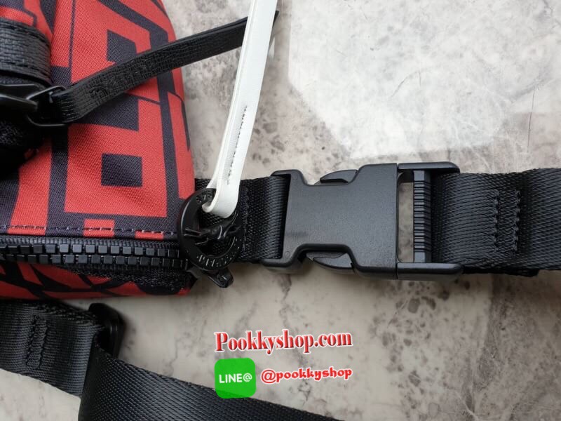 Longchamp Le Pliage Graphic Nylon Belt Bag กระเป๋า คาดอก / คาดเอว ลายกราฟฟิก วัสดุเนื้อผ้า Nylon Canvas เคลือบกันนำ้ ตัดด้วยหนังแท้ที่มีน้ำหนักเบา มี 2 ช่องซิปสะดวกใช้ ดีไซน์เรียบง่ายแต่เต็มไปด้วยความคลาสสิก ที่จับหัวซิปปั้มแบรนด์ จุของได้เยอะ ใบนี้แนะนำเ
