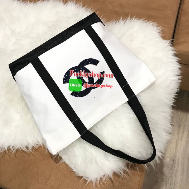 พร้อมส่งไอเท็มใหม่! Chanel Beaute Large Shopping Bag VIP Gift With Purchase (GWP) กระเป๋าสะพายพรีเมี่ยมกิ๊ฟ Limited Edition ของแท้จากเคาน์เตอร์ Chanel Beaute วัสดุ Canvas คุณภาพดีเนื้อหนาอยู่ทรงสวยใบใหญ่ด้านหน้าประดับกริสเตอร์โลโก้แบรนด์วิ้งๆ เปิดปิดด้วยก