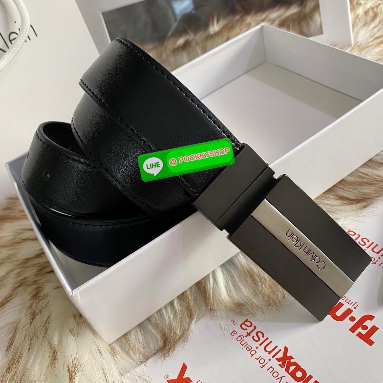 Calvin Klein Leather Belt & Wallet Set Setกระเป๋าสตางค์+เข็มขัด กระเป๋าสตางค์ด้านหน้าปั๊มชื่อแบรนด์ มีช่องใส่รูป ช่องใส่บัตร ช่องใส่ธนบัตร และช่องใส่รูป เข็มขัดหนังแท้ปั๊มแบรนด์ สามารถสลับใช้ได้ทั้ง 2 ด้าน เข็มขัดปรับระดับได้ 5 ระดับ มาพร้อมที่เจาะรูจ้า