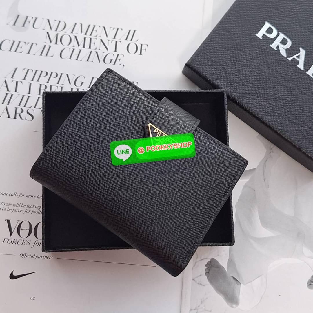 พร้อมส่งรุ่นใหม่♡♡ กับ กระเป๋าสตางค์แบบพับใบสั้น ทรงแบนน่ารัก น้ำหนักเบา จากแบรนด์ Prada ด้านหน้ามีโลโก้แบรนด์ อะไหล่สีทองหรู เปิดปิดด้วยกระดุม ด้านในมีช่องใส่บัตร3ใบ ช่องกระดุมเก็บเหรียญ+ธนบัตรแบบพับ จะมอบเป็นของขวัญหรือใช้เอง ก็ดีงามสุดๆเล