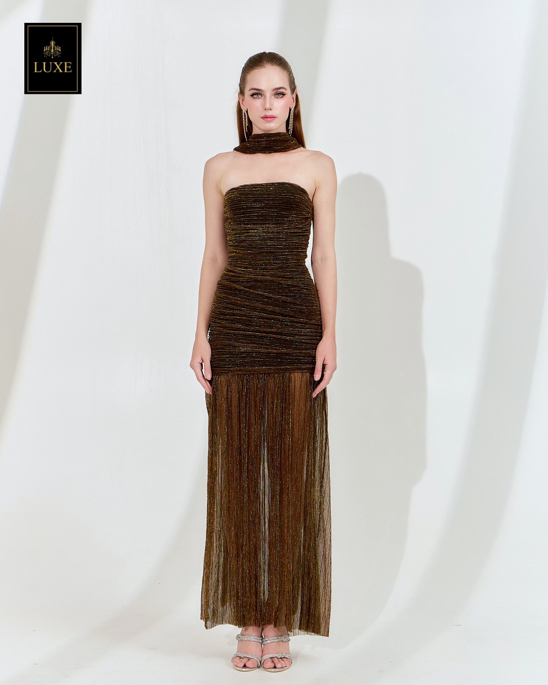 เดรสแฟชั่น เดรสเสื้อเกาะอกทรงเข้ารูป กระโปรงต่อชายระบาย ผ่าหน้า มาพร้อมผ้า mmคลุมไหล่