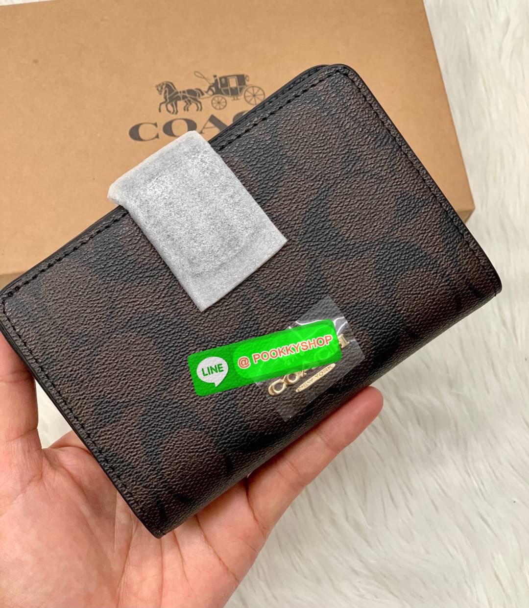 COACH MEDIUM CORNER ZIP WALLET IN SIGNATURE CANVAS ((53562)) 💋กลับมาอีกครั้งค่ะ! กระเป๋าเงินใบกลางหนัง pvc canvas สวยงามค่ะ เปิดปิดช่องหลักด้วยกระดุมภายในมีช่องเสียบบัตรได้ถึง10ช่อง ช่องใส่ธนบัตรหนึ่งช่อง; และช่องซิปสำหรับใส่เหรียญอีกสองช่อง แยกสั