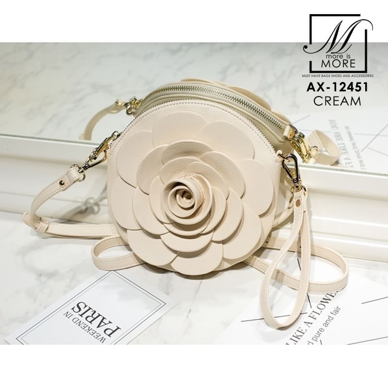 พร้อมส่ง… กระเป๋าแฟชั่นนำเข้าทรงกลมแต่งดอกไม้ กระเป๋าแฟชั่นนำเข้าแบรนด์ axixi แท้ 100% ทรงกลมแต่งดอกไม้ สไตล์คุณหนูสุดๆ วัสดุหนัง pu อย่างดี เลือกใช้ทั้งแบบสะพายยาว สายคล้องแขน งานสวยมากๆ คุณภาพดี คุ้มราคา การันตรีด้วยแบรนด์ axixi สาวๆ ห้ามพลาด!!