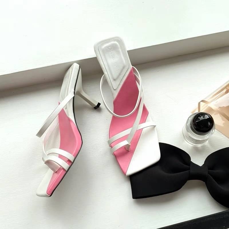 𝙉𝙀𝙒 𝙉𝙀𝙒 ‼️ รองเท้างานเกาหลี ส้นสูงคาดเส้น รุ่นนี้ความเกร๋เป็นสีทูโทน น่ารักมากๆ มีมาให้เลือก2สี สาวๆมินิมอลล์ไม่ควรพลาด พื้นนิ่มใส่สบาย แมทช์กับเสื้อผ้าง่ายเกาหลีเกาใจที่สุดค่ะ