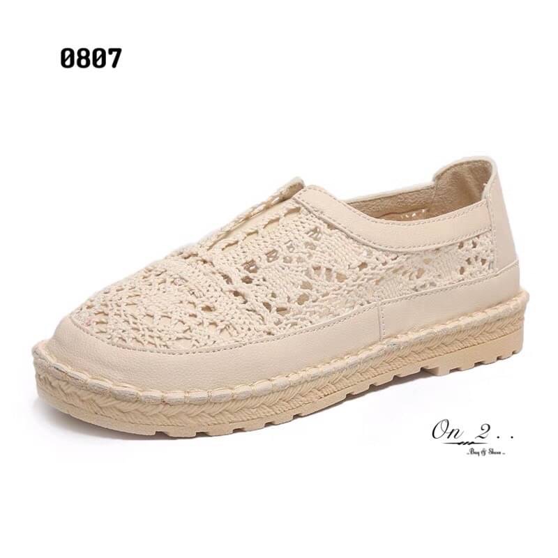 สวยแค่ไหนถามใจดู รองเท้าผ้าใบลูกไม้งานจริงสวยมากก ใส่ง่ายด้านหน้าเป็นยางยืด พื้นเสริมกันลื่นใส่เข้ากับชุดง่ายได้ทุกชุด มา2สี