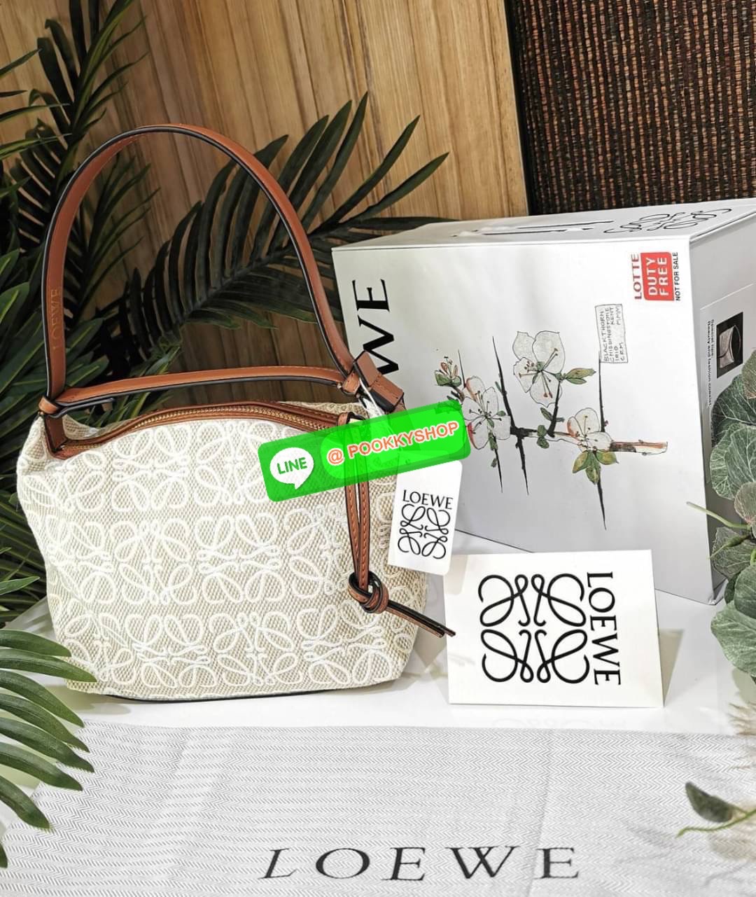 ✴️Must Have!✴️ นาทีนี้ต้อง NEW! LOEWE ANAGRAM SHOULDER BAG VIP GIFT WITH PURCHASE (GWP) กระเป๋าถือหรือสะพายพรีเมี่ยมกิ๊ฟ Limited จาก LOEWE PERFUME DUTYFREE COUNTER รุ่นใหม่วัสดุ Anagram Canvas Jacquard Fabric ผสมผสานกับหนังแท้ Calfskin ลงตัว