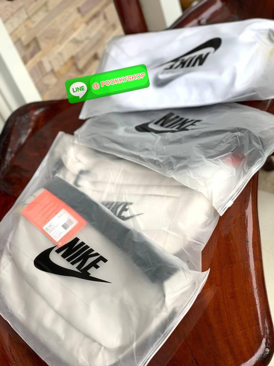 Nike Tech hip pack กระเป๋าคาดเอว Nike Tech รุ่นใหม่ชนช้อป!! ให้คุณหยิบใช้อุปกรณ์กีฬาและพกพาได้อย่างง่ายดาย พร้อมโดดเด่นด้วยกระเป๋าซิป 2 จุดสำหรับเก็บสิ่งของ และสายกระเป๋าแบบปรับได้เพื่อให้แนบกับลำตัว ใช้งานได้คล้องตัว ใส่ของได้จุสมใจเลยคร้า