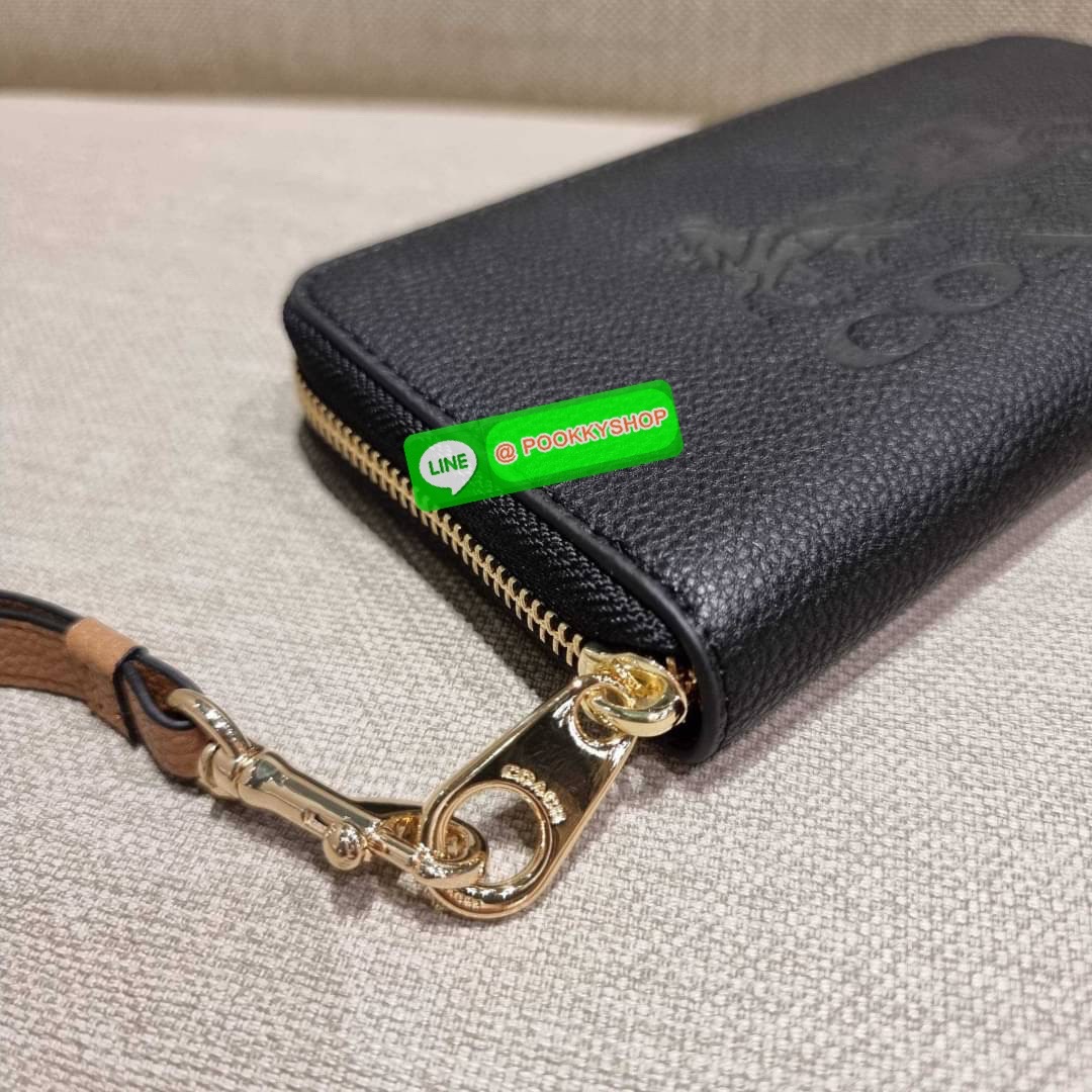 COACH C3548 LONG ZIP AROUND WALLET WITH HORSE AND CARRIAGE พร้อมเสิร์ฟความหรู กับคอลใหม่ สีสวย ผู้ดีขับผิวมาก กระเป๋าสตางค์ใบยาวกึ่งคล้องมือ เรียบหรู โดดเด่นด้วยโลโก้เอกลักษณ์ วัสดุหนัง pepble ทนทาน มาพร้อมสายคล้องมือ ถอดออกได้ ภายในใส่บัตรได้เยอะ มีช่องซ