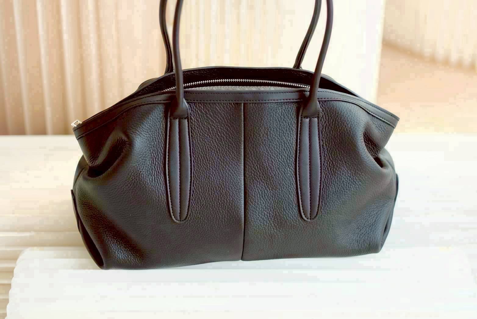 กระเป๋าหนังแท้ 💯 Genuine leather ทรง Hobo ถือเป็นทรงที่เอนกประสงค์และยอดนิยมค่ะยิ่งเป็นหนังแท้ก็จะมีความคงทนคุ้มค่า ใช้งานได้ยาวดูแลง่ายทำความสะอาดง่าย หนังนุ่มและยืดหยุ่น แข็งแรง ผิวสัมพัสหนังแท้จะสวยงามและเป็นเอกลักษณ์ดูแพงดูพรีเมี่ยมกว่าหนังผสม