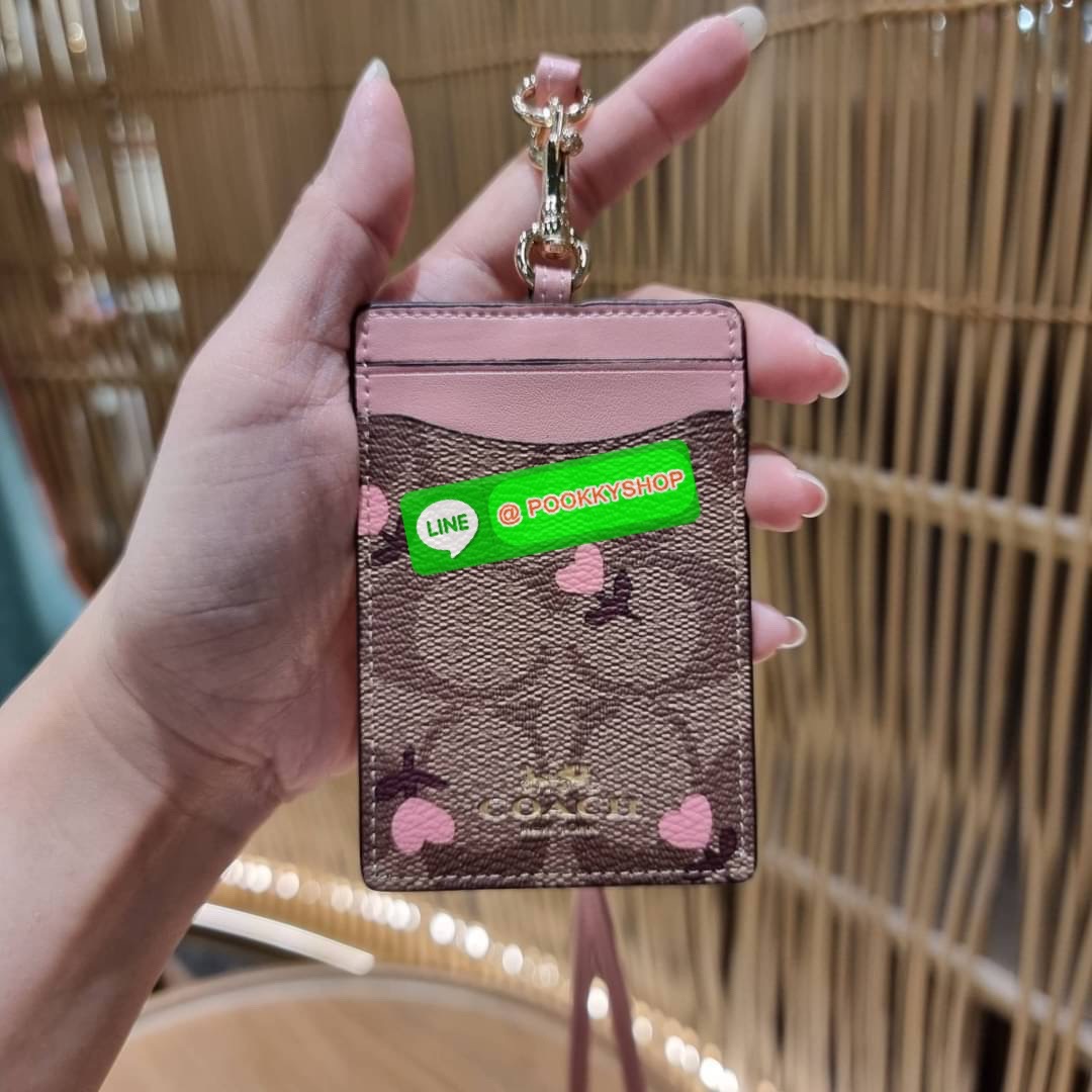 กระเป๋าใส่บัตรคล้องคอ Coach card holder ราคาพิเศษสุดๆ!!! ของหายาก!! ง่ายๆแบบไม่ธรรมดา!! คลาสสิคแต่มีดีเทลโดดเด่น!! กระเป๋าถนอมบัตร พร้อมสายคล้องคอ ดีไซน์ลวดลายสวย ดูดีทุกแบบ ใช้งานง่าย พกพาสะดวก จะใส่บัตรพนักงาน บัตรเครดิต บัตรปชช. ใบขับขี่ และบัตรอื่นๆที