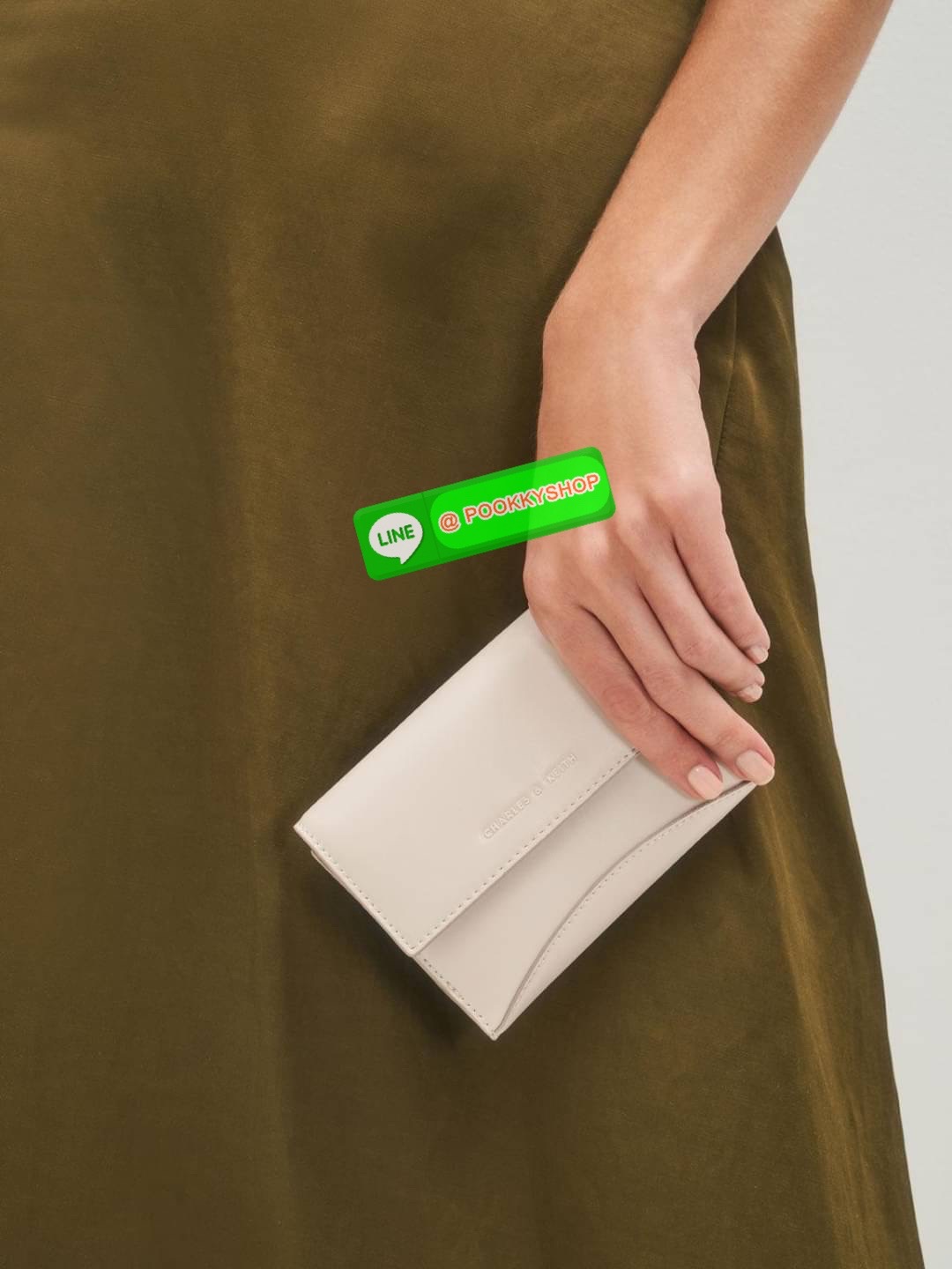 Snap Button Mini Short Wallet กระเป๋าเงินใบกลางหนังเรียบใบสวย จับถนัดมือ เปิดปิดแบบกระดุมแม่เหล็ก เป็นช่องใส่เหรียญ/บัตร และช่องใหญ่ใส่แบงค์เปิดปิดแบบกระดุม มีช่องใส่การ์ด 7 ช่อง และช่องใส่แบงค์ 2 ช่องใหญ่ ใส่แบงค์1000 แบบไม่พับได้เลยค่ะ แนะนำไปใช้กับกระเ