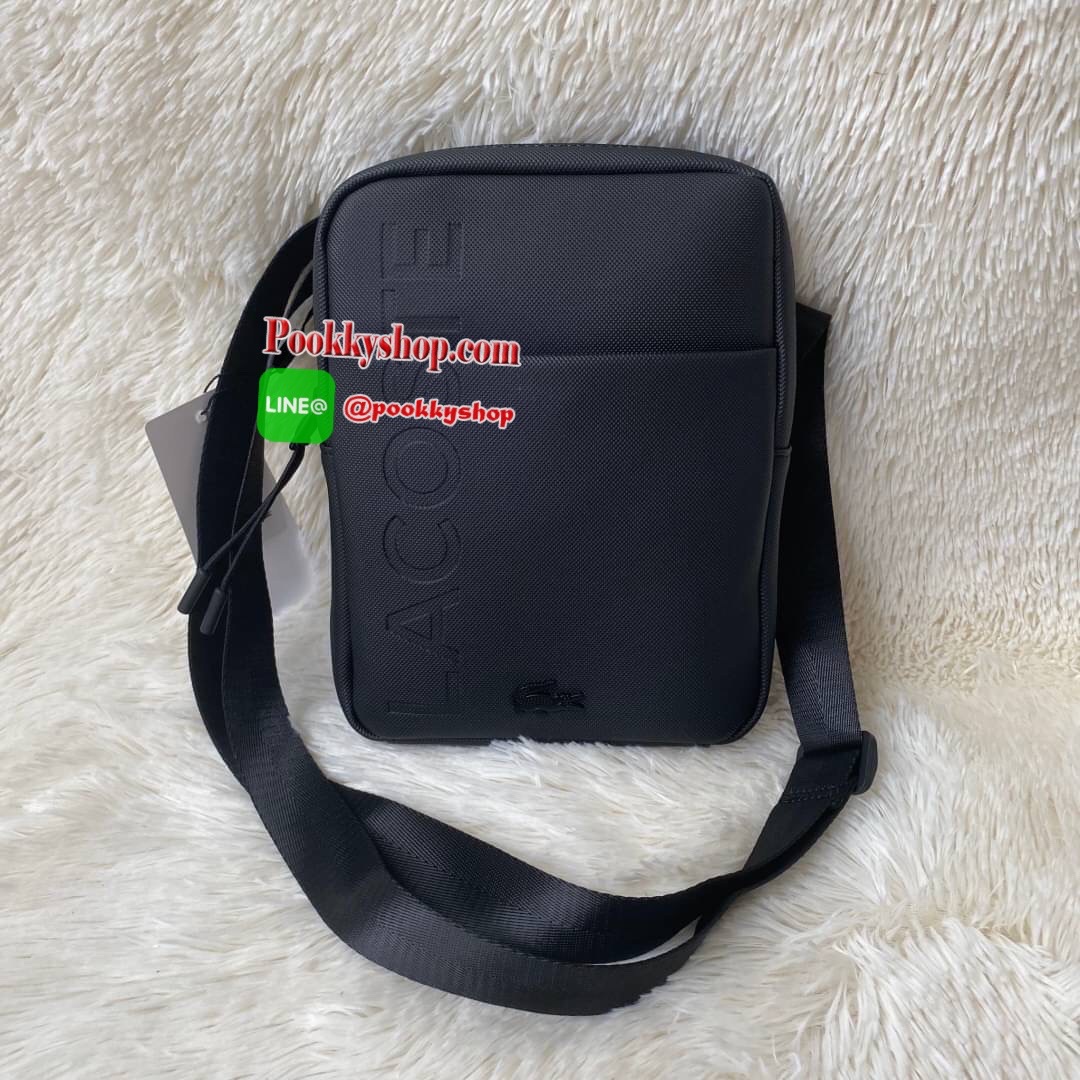 ลาคอส Classic Crossbody Bag กระเป๋าสะพายรุ่นยอดนิยม วัสดุ PVC ด้านหน้ามีโลโก้แบรนด์สวยโดดเด่น มีช่องเล็กใส่ของจุกจิกเปิดปิดด้วยกระดุมแม่เหล็ก ด้านหลังเรียบ มีช่อง1ช่องส่วนช่องด้านในกว้างเปิดปิดกระเป๋าด้วยซิปสะดวกใช้ มีช่องซิปและช่องเสียบด้านข้าง สายสะพา