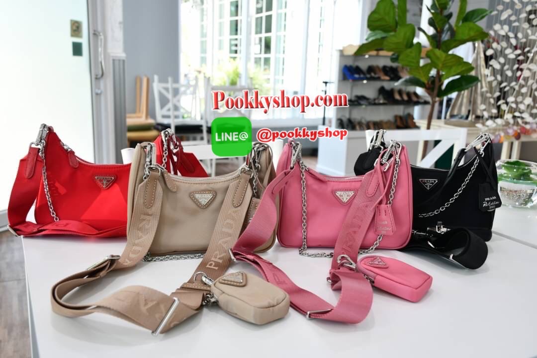 PRADA nylon mini รุ่นใหม่ มาแรง!!! ไอเท็มยอดฮิต วัสดnylon กันน้ำ มีสาย2แบบ สายยาวปรับระดับได้ฟรีไซด์และสายโซ่คล้องแขน มีป้ายแท็คหนัง อย่างดี และกระเป๋าใส่เหรียญน่ารักๆ อะไหลเงินปั้มแบรนด์แท้ทุกจุด ทรงสวย ถอดเปลี่ยนสายได้ เปิดปิดด้วยซิป ด้านในมีป้ายโลหะแบร