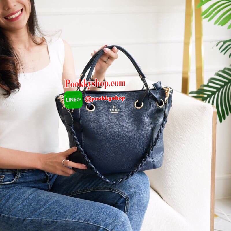 รุ่น Andrea city bag เปิดตัวรุ่นใหม่พร้อมอะไหล่สามแถว สั่งทำพิเศษจากโรงงานเดียวกับแบรนด์ดังระดับโลกเลยค่ะ สุดหรูไม่ลอก มาในทรงสุดสวยเปิดตัวใหม่✔️ มีสายสะพายสองเส้น เส้นแรกคือสายเปีย สะพายแล้วดูน่ารักสุดๆ หรือจะใช้สายสะพายยาวก็คล่องตัว ปากกระเป๋ามีซ