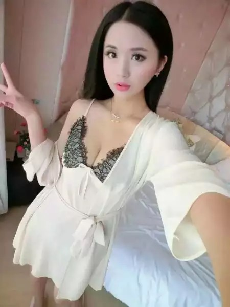 เซ็ทชุดคลุมนอน +ชุดนอนสายเดี่ยว ผ้าชีฟองเนื้อทราย เนื้อหรู สีครีมนูท แต่งลูกไม้ซีทรู วานพรีเมี่ยม สไตล์คุณหนู หรูๆ เนื้อผ้าและงานเย็บเกรดพรีเมี่ยม นุ่มลื่น ใส่เย็นสบาย สวย คลาสสิคมากๆคะ เซ็ทนี้่คุ้มค่าสุดๆเลยจร้า .. Free Size