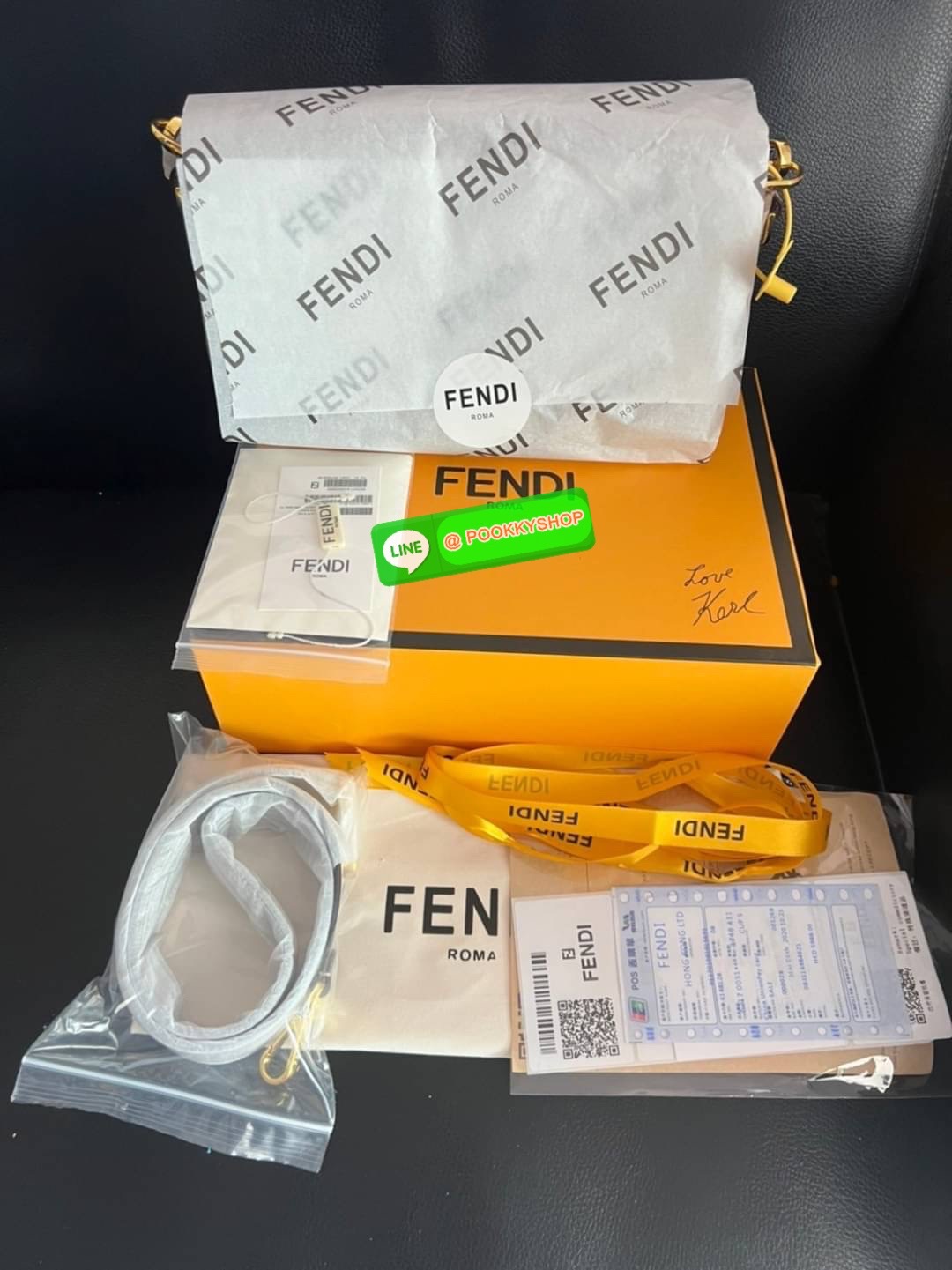 New Arrivals!!! Fendi Baguette Dark Gray FF Tapestry Fabric Bag กระเป๋าทรง Baguette ขนาดกลาง วัสดุผ้าเซนิล พร้อมลวดลาย FF สีเทาเข้ม ปิดท้ายด้วยรายละเอียดหนังแบบทูโทนและประดับด้วยตัวล็อค FF โดดเด่นด้วยฝาปิดด้านหน้าตัวล็อคแม่เหล็กช่องด้านในบุด้วยผ้าหนังกลับ