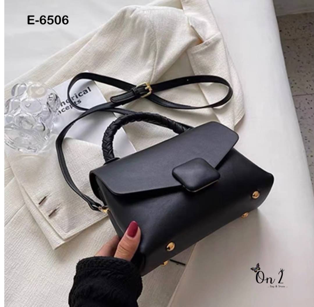 New arrivals รุ่นยอดฮิตที่ทุกคนต้องมีสีพื้น มีความคลาสสิค เรียบ แพงไม่ตะโกน สายปรับ สั้น/ คลอสบอดี้ได้ค่ะ จุได้ครบ พร้อมส่ง. ต้องจัดเลยค้า