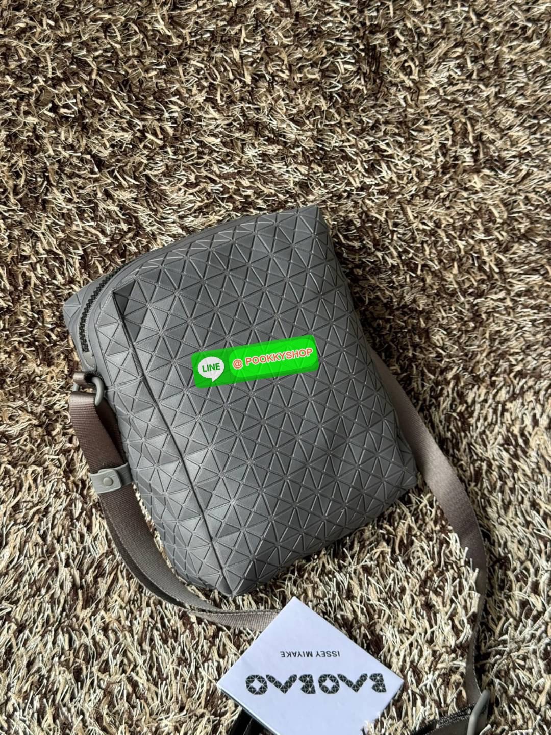 Bao bao issey miyake VOYAGER Shoulder Bag กระเป๋าสะพายข้างใบนี้มีสายสะพายปรับระดับได้ มีซิปเปิดปิดด้านบน และช่องแบบเปิดด้านใน ช่องกระเป๋าด้านนอกปิดด้วยปุ่มแม่เหล็ก มีขนาดที่สะดวกสำหรับเก็บสิ่งของจำเป็นทั้งหมดของคุณ VOYAGER คือเพื่อนร่วมเดินทางที่สมบูรณ์แบ