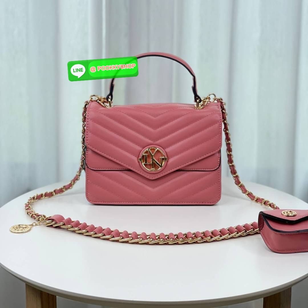 Lyn คอลใหม่ สายสะพายยาว สามารถถอดออกได้ ด้านในแบ่งเป็น 2 ช่องใช้งาน ฝากระเป๋าเปิดปิดด้วยกระดุมแม่เหล็ก