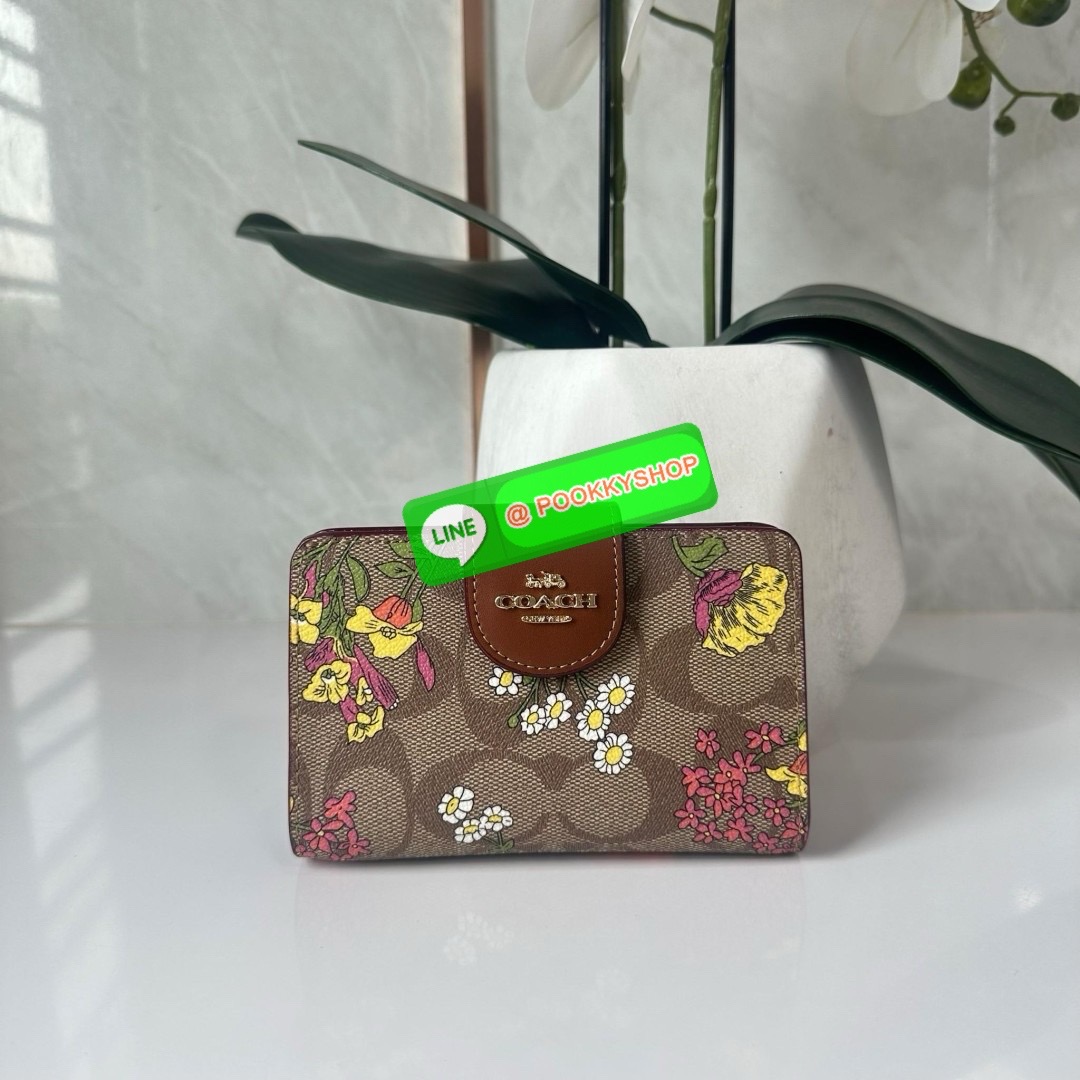 COACH MEDIUM CORNER ZIP WALLET IN SIGNATURE CANVAS WITH FLORAL PRINT(CR935) 🔖กระเป๋าสตางค์ใบกลางคอลเลคชั่นใหม่ปริ้นลายดอกไม้ 🔖วัสดุ:แคนวาสสลับหนังแท้ 🔖เปิด-ปิดด้วยกระดุมแป็ก 🔖ภายในมีช่องใส่บัตร ช่องใส่ธนบัตร และช่องซิป