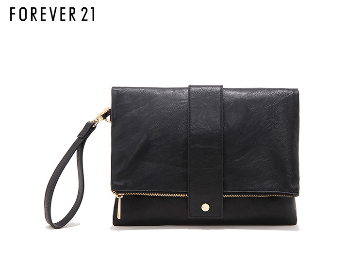 กระเป๋าหนังคลัชมือ Clutch แบรนด์ Forever21 หนังมีTexture ในตัว เนื้อหรูมากคะ ติดแท็คForever 21 ด้านใน ช่องใส่ของซิบใหญ่ 1 ด้านในมีซิปแบ่ง 1 ช่องแบ่งใส่ของ2ช่อง