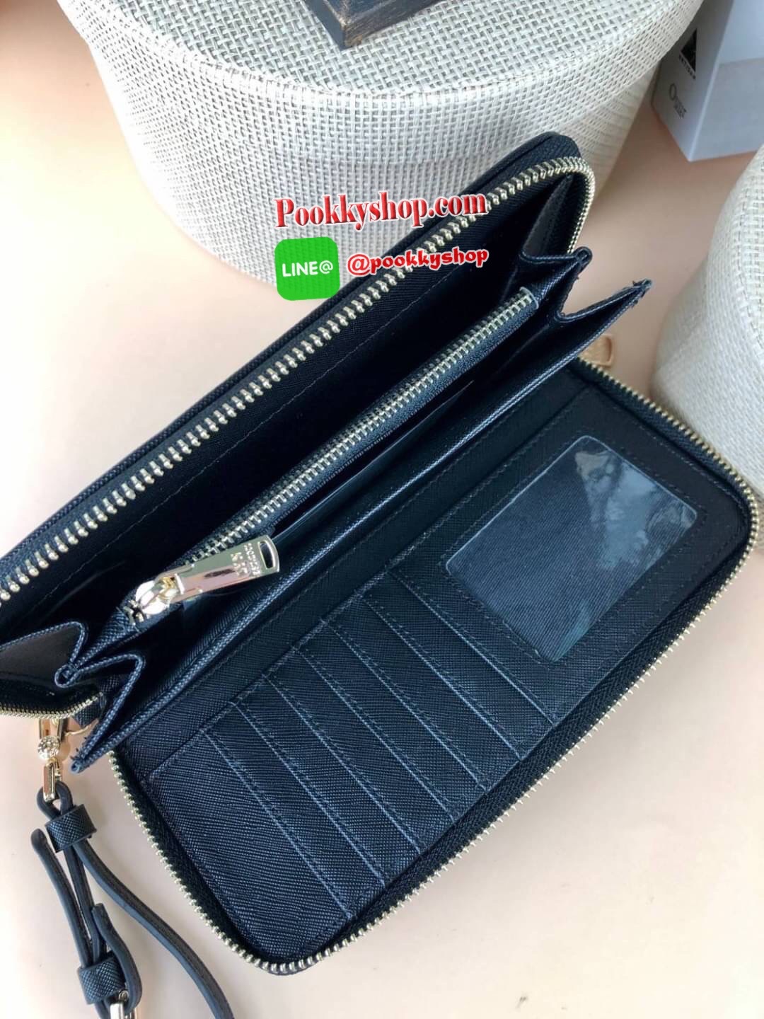 Lyn Rosette Long Wallet กระเป๋าเงินซิปรอบใบยาว วัสดุหนังลายsafiano ด้านหน้ามีโลโก้แบรนด์สีทองสวยหรู มาพร้อมสายคล้องมือสามารถถอดสายออกได้ เปิดปิดแบบซิป ด้านในมีช่องใส่การ์ด 12 ช่อง ช่องใส่รูป 1 ช่องและช่องซิปใส่เหรียญ สามารถใส่ธนบัตรได้ตามยาวเลยค่า ใบนี้สว