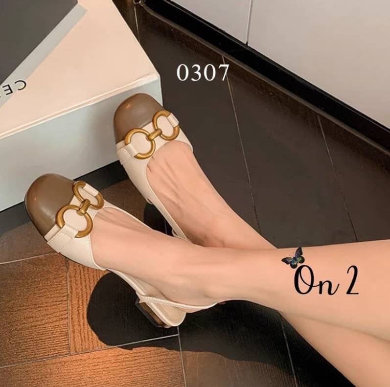 พร้อมส่งรองเท้าหัวคัชชูเปิดหลังรัดข้อเท้า หน้าแต่งอะไหล่ทองเหลือง สไตล์แบรนด์ส้นเป็นอะไหล่ทองสวยหรู สายรับปรับได้ คู่นี้ใส่แมทกับชุดได้ง่ายทั้งกางเกงและกระโปรงได้หมดทรงสวย