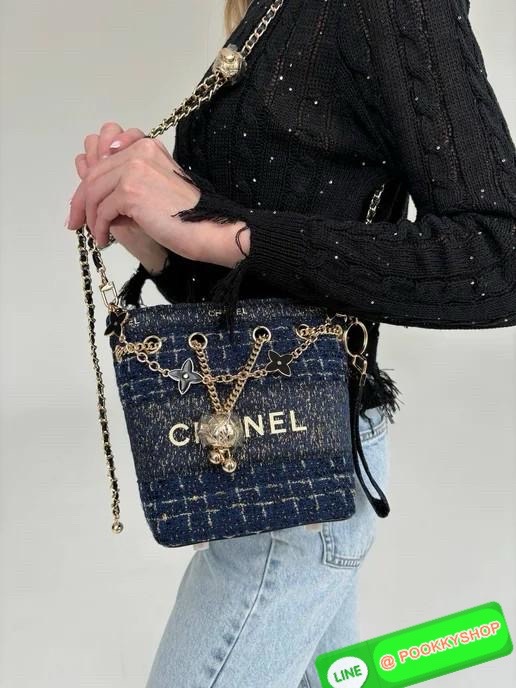 NEW NEW NEW **สินค้าเข้าใหม่** รุ่นนี้บอกเลยว่าสวยทุกอนุ หิ้วไปไหนมาไหนคือเริ่ดไปเลยค่าา CHANEL BUCKET TWEED WITH CHAIN BAG ((Premium gift make up ตปท.)) มีป้ายNot for sale 🔖พร้อมส่งค่าสาวๆ รอบนี้ได้มาไม่เยอะ! กับกระเป๋าขนาดกลางกำลังดี วัสดุผ้าTwe