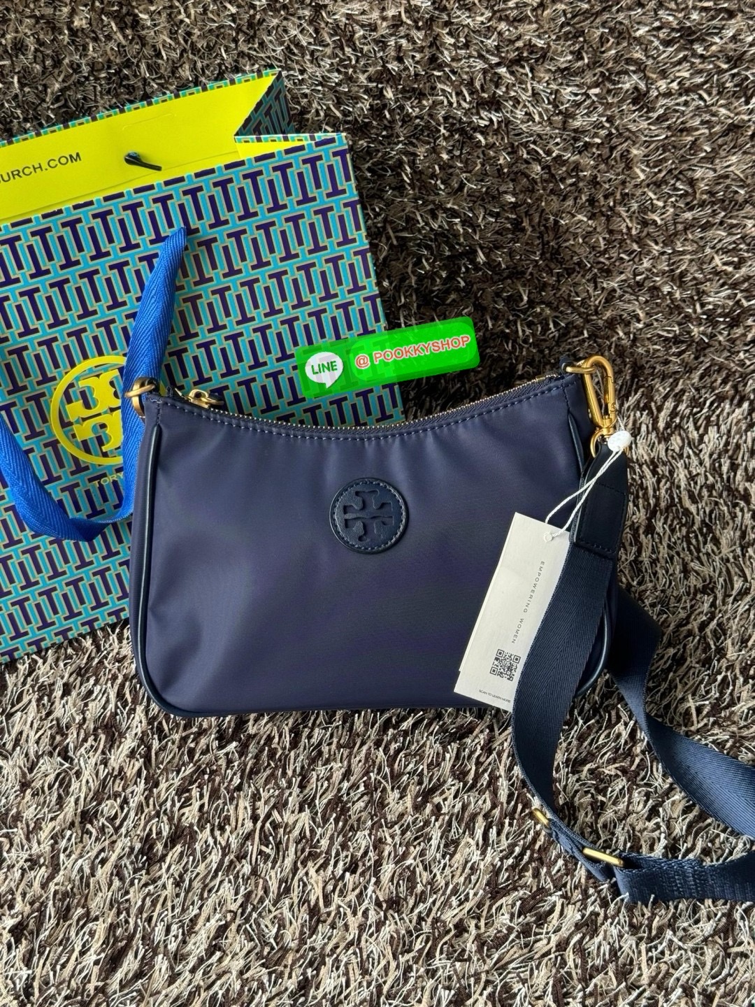 Tory burch nylon web mini hobo เป็นอีกหนึ่งตัวเลือกที่น่าสนใจสำหรับคนที่กำลังมองหากระเป๋าที่เน้นการใช้งาน ดีไซน์เรียบง่าย น้ำหนักเบา เน้นการใช้งานเป็นหลัก อีกทั้งยังมีสายสะพายแบบสปอร์ตช่วยคุณสะพายบนไหล่หรือครอสบอดี้ได้สะดวก ที่สำคัญ ผลิตจากผ้าไนลอนที่มีคว