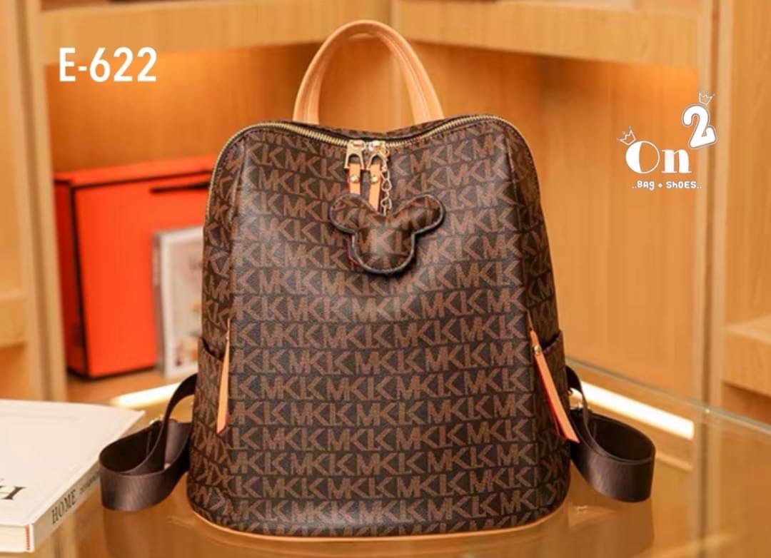 กระเป๋าสะพายเป้แฟชั่นมาใหม่ งานสไตล์แบรนด์ งานซิป ขนาดกำลังดีน่าใช้มากค่ะ พร้อมส่ง 2 สีค่ะ