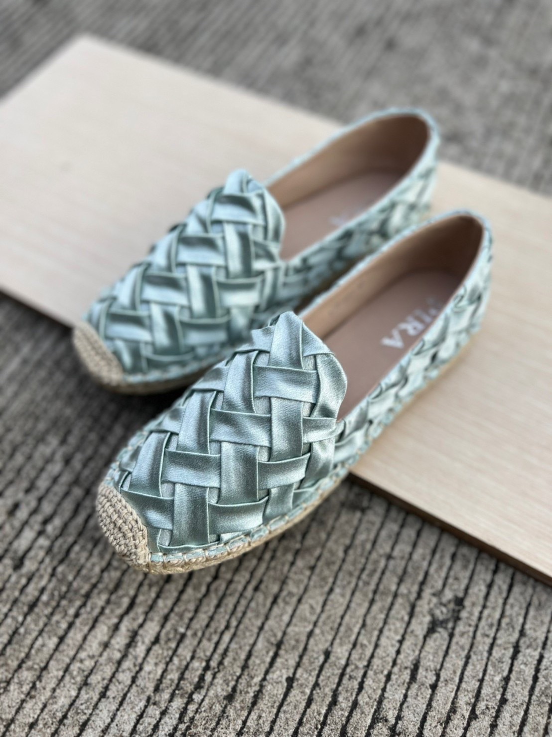 พร้อมส่งคะ งานใหม่ จึ้งสุด ต้องแบบนี้เลยจ้า ทรงสวย ผ้าสวย งานอย่างดี งานเกร๋เรียบหรูดูแพง ตัวนี้ห้ามพลาด ใส่สบายจะแมตช์กับกางเกง👖หรือกระโปรง👗ก็ได้ค่ะ แม่ค้าคอนเฟริม ห้ามพลาดเลยจ้าตัวนี้แนะนำ อย่าช้ารีบเลย