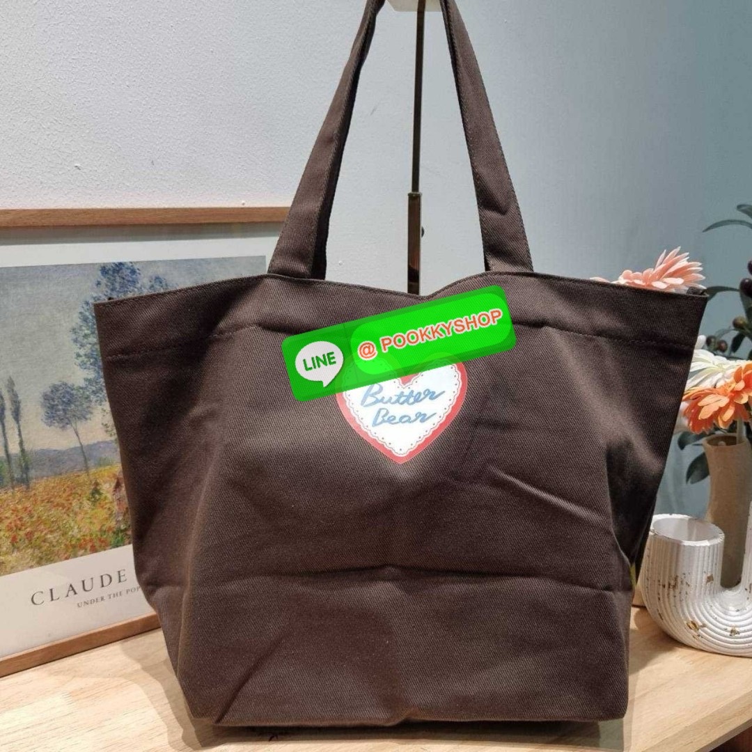 Gentlewoman x Butterbear tote bag 🔆 Details น่ารักเกินต้าน เป็นกระเป๋าที่เห็นแล้วใจฟูสุดๆ กระเป๋าโท้ทลายหมีเนยที่ตอนนี้กลายเป็นแรร์ไอเท็ม หายากสุดๆ รูปทรงคลาสสิค ภายในโล่งกว้างใส่ของได้เยอะมาก จะใช้เป็น everyday bag ก็ได้ พกไปต่างจังหวัดก็เหมาะ หร