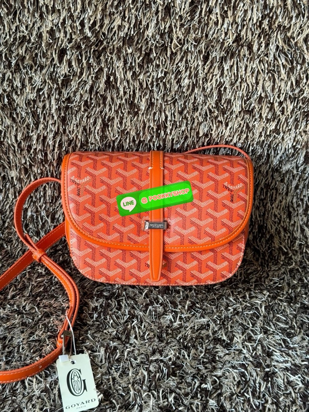 Goyard belvedere pm แบรนด์ดังจากฝรั่งเศส เรัยบหรูแต่ดูสง่า สะดุดตาด้วยลายเฉพาะตัว วัสดุที่นำมาตัดเย็บกระเป๋าเป็นวัสดุผ้าใบ Canvas ที่มีชื่อเรียกว่า “Goyardine” ซึ่งเป็นผ้าใบที่เป็นการผสมผสานระหว่างผ้าฝ้าย (Cotton), ผ้าลินิน (Linen) และ ผ้าป่าน (Hemp) ทำกา