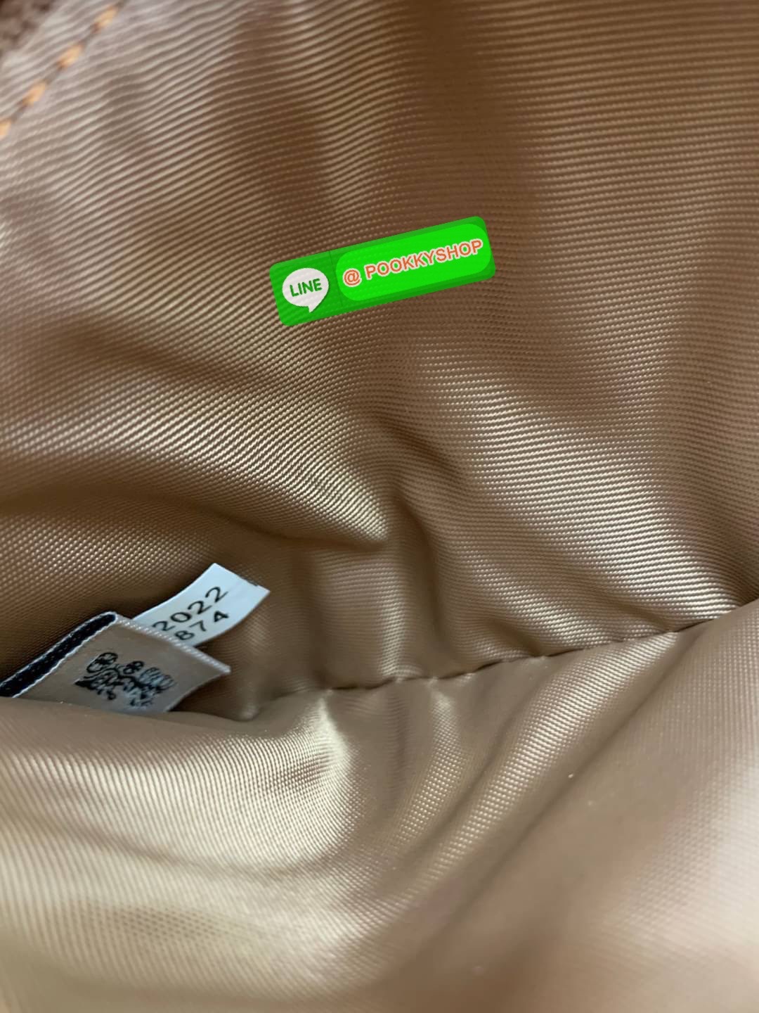 COACH TECH WALLET IN COLORBLOCK SIGNATURE ((C2874)) ✔️กระเป๋าเงินใบยาว หนังแท้ พร้อมสายคล้องมือในตัวค่ะ ✔️เปิดปิดด้านหน้าแบบฝากระดุม ภายในมีช่องใส่ธนบัตร2ช่อง ;สามารถใส่มือถือ iphone 10 xs max ได้เลยค่ะ ✔️มีช่องเสียบธนบัตร7ช่อง;พร้อมช